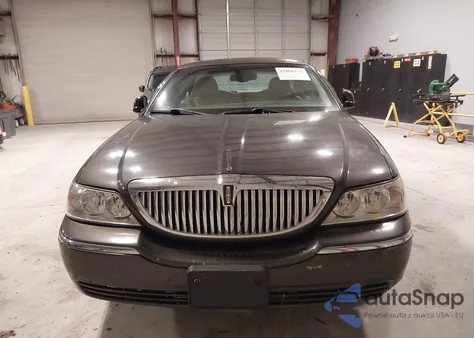 2005 Lincoln Town Car Signature Limited from USA, damaged, VIN 1LNHM82W85Y624625